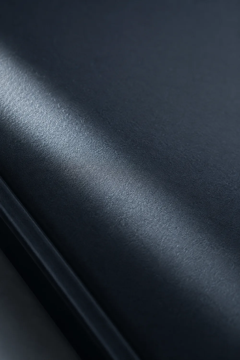 Makro laminatu soft touch na okładce, miękki refleks światła